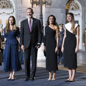 Mais Letizia a dit "oui". Et ils forment aujourd'hui une belle famille aux cotés de leurs filles.
Le roi Felipe VI d'Espagne, La reine Letizia d'Espagne, La princesse Leonor, L'infante Sofia d'Espagne, La reine Sofia - La famille royale d'Espagne lors de la cérémonie des "Prix Princesse des Asturies 2023" à Oviedo, Espagne, le 20 octobre 2023. 