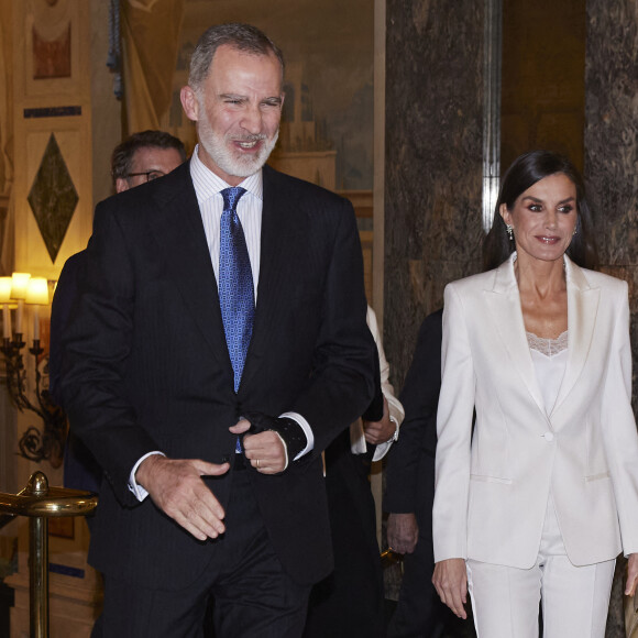 Le roi avait fait sa demande dans des conditions peu romantiques.
Le roi Felipe VI et la reine Letizia d'Espagne lors de la soirée de remise du Prix de journalisme "Francisco Cerecedo" au Westin Palace Hotel à Madrid.