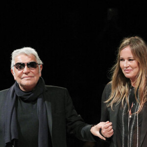 Les créateurs Roberto et Eva Cavalli apparaissent sur la piste à la fin du défilé Just Cavalli dans le cadre de la Milan Fashion Week Womenswear Fall-Winter 2014-2015 à Milan, en Italie, le 20 février 2014. Photo par Federico Grego/Olycom/ABACAPRESS.COM