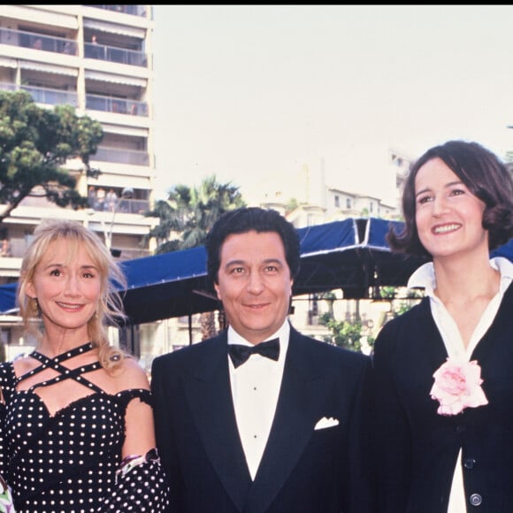 Cependant, Valérie Lemercier a d'autres souvenirs des "Visiteurs", qu'elle a confié dans l'émission Beau Geste en 2023
Marie-Anne Chazel, Christian Clavier et Valérie Lemercier au Festival de Cannes en 1993