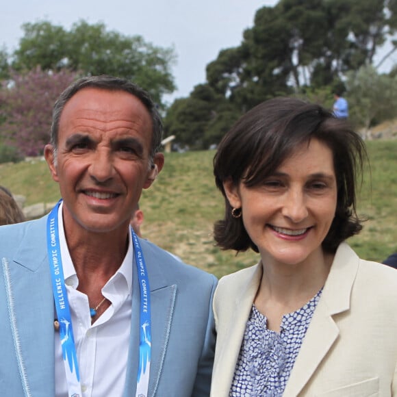 Nikos Aliagas, maître de cérémonie de l'allumage de la flamme olympique et Amélie Oudéa-Castéra, ministre des Sports et des Jeux Olympiques et Paralympiques lors de la cérémonie d'allumage de la flamme Olympique pour les Jeux Olympiques de Paris 2024 sur le site antique d'Olympie, Grèce, le 16 avril 2024. © Aristidis Vafeiadakis/ZUMA Press/Bestimage