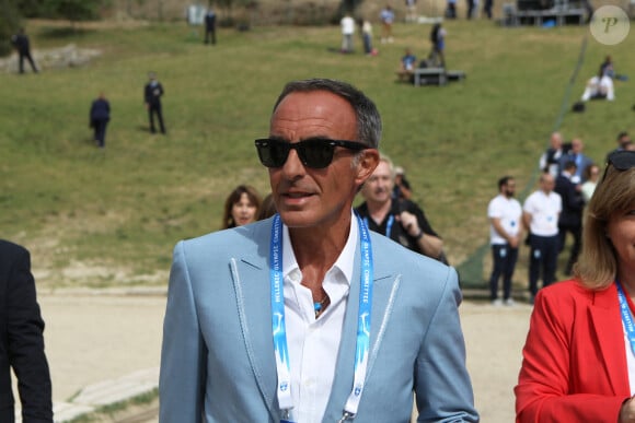 Nikos Aliagas, maître de cérémonie de l'allumage de la flamme olympique lors de la cérémonie d'allumage de la flamme Olympique pour les Jeux Olympiques de Paris 2024 sur le site antique d'Olympie, Grèce, le 16 avril 2024. © Aristidis Vafeiadakis/ZUMA Press/Bestimage