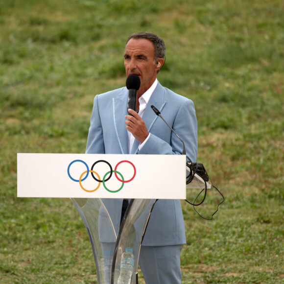 Nikos Aliagas - Cérémonie d'allumage de la flamme Olympique pour les Jeux Olympiques de Paris 2024 sur le site antique d'Olympie, le 16 avril 2024. L'animateur franco-grec N.Aliagas, maître de cérémonie, était entouré de T.Estanguet, président de Paris 2024, A.Oudéa-Castera, ministre des Sports, et T.Bach, président du Comité international olympique. Le grec S.Ntoúskos, champion olympique d'aviron à Tokyo en 2021, est le premier relayeur de la flamme avant la championne française de natation, L.Manaudou. A 101 jours du début des Jeux Olympiques, la flamme parcourra plusieurs étapes avant d'arriver à Paris. © Intime / Panoramic / Bestimage