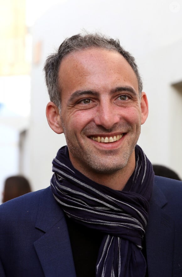 Raphaël Glucksmann, tête de liste PS-Place publique-Nouvelle Donne pour les élections européennes, en campagne dans le village de Créon, près de Bordeaux le 2 mai 2019.