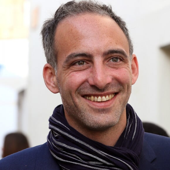 Raphaël Glucksmann, tête de liste PS-Place publique-Nouvelle Donne pour les élections européennes, en campagne dans le village de Créon, près de Bordeaux le 2 mai 2019.