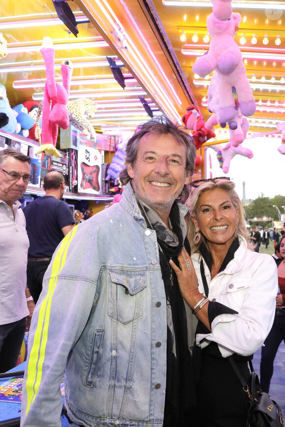 Semi-exclusif - Jean-Luc Reichmann et Caroline Margeridon lors de l'ouverture de la Fête à Neuneu 2023, la fête foraine du bois de boulogne célèbre ses 40 ans, à Paris, France, le 1er septembre 2023. Du 1er septembre au 15 octobre 2023.. Grâce à la générosité des forains qui ont offert la soirée d’inauguration de la Fête à NeuNeu et à l’investissement de J.L.Reichman, l’association "Innocence En Danger" a récolté la somme de 23 000 €. La fête à NeuNeu est ouverte tous les jours Porte de La Muette jusqu’au 15 octobre. © Cédric Perrin/Bestimage 