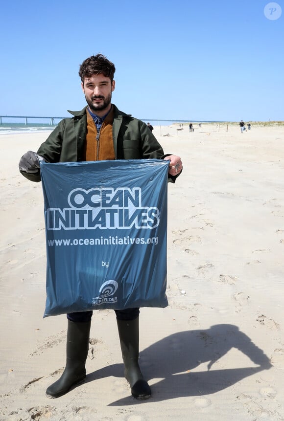 Une manière très touchante de promouvoir sa date prévue à La Cigale à Paris le 13 mars 2025
Exclusif - Le chanteur Jérémy Frérot, mari de L. Manaudou, accompagné d'une trentaine de bénévoles, a décidé cette année de lancer une opération de nettoyage de plages, "Initiatives oceanes" animée et dirigée par lui-même. Avec l'aide de Surfrider il a lancé cette collecte sur une de ses plages préférées depuis son enfance ici, entre Arcachon et les Landes le 3 Mai 2019. Il a fait une pause dans sa tournée pour organiser cette action et il etait seul, sans Laure, pour ce combat. Les Initiatives Océanes sont des nettoyages de plages, lacs, rivières et fonds marins partout dans le monde. Ces collectes de déchets sont organisées par des bénévoles grâce à l'accompagnement de Surfrider Foundation Europe. © Patrick Bernard/ Bestimage 