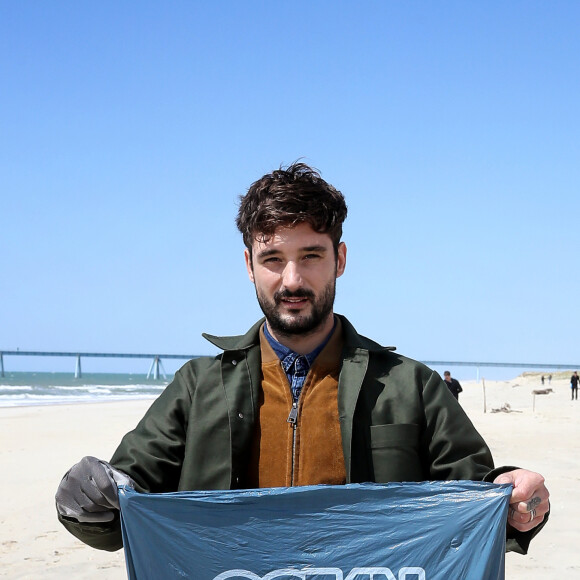 Une manière très touchante de promouvoir sa date prévue à La Cigale à Paris le 13 mars 2025
Exclusif - Le chanteur Jérémy Frérot, mari de L. Manaudou, accompagné d'une trentaine de bénévoles, a décidé cette année de lancer une opération de nettoyage de plages, "Initiatives oceanes" animée et dirigée par lui-même. Avec l'aide de Surfrider il a lancé cette collecte sur une de ses plages préférées depuis son enfance ici, entre Arcachon et les Landes le 3 Mai 2019. Il a fait une pause dans sa tournée pour organiser cette action et il etait seul, sans Laure, pour ce combat. Les Initiatives Océanes sont des nettoyages de plages, lacs, rivières et fonds marins partout dans le monde. Ces collectes de déchets sont organisées par des bénévoles grâce à l'accompagnement de Surfrider Foundation Europe. © Patrick Bernard/ Bestimage 