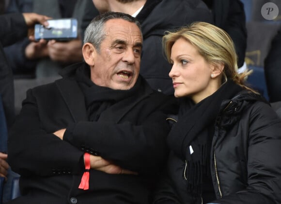 Thierry Ardisson et son épouse Audrey Crespo-Mara assistent au match de football de première division française (L1) entre le Paris Saint-Germain (PSG) et Reims au stade du Parc des Princes à Paris, France, le 20 février 2016.