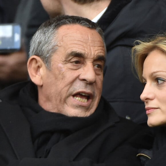 Thierry Ardisson et son épouse Audrey Crespo-Mara assistent au match de football de première division française (L1) entre le Paris Saint-Germain (PSG) et Reims au stade du Parc des Princes à Paris, France, le 20 février 2016.