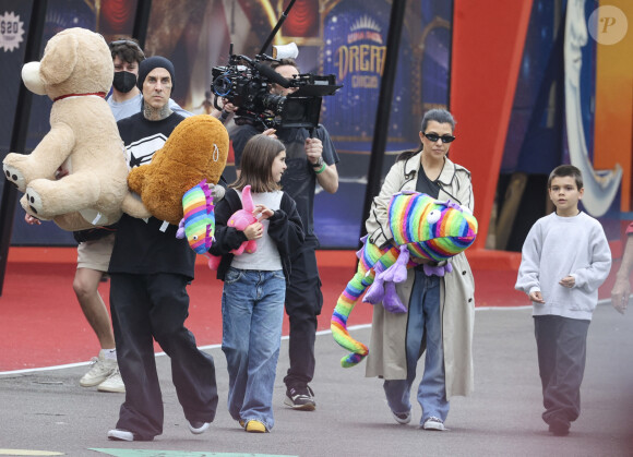 Kourtney Kardashian et Travis Barker se rendent au Luna Park de Sydney avec leurs enfants, Penelope et Reign, pour s'amuser à la fête foraine, Sydney, Australie, le 15 février 2024. Photo par Media Mode/Splash News/ABACAPRESS.COM