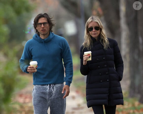 Gwyneth Paltrow et son mari Brad Falchuk photographiés en train de se promener et de prendre un café ensemble dans les Hamptons New York, Ny, USA le 26 novembre 2022. Photo par Matt Agudo/Splash News/ABACAPRESS.COM