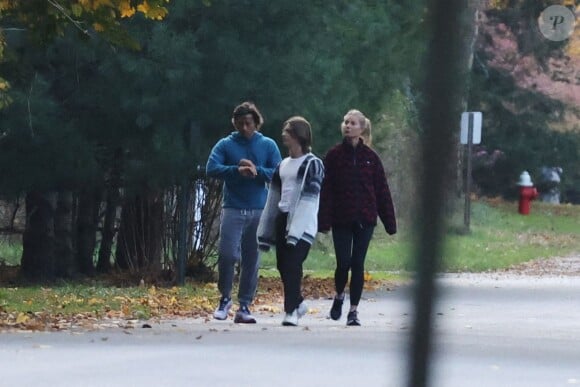 Gwyneth Paltrow se promène le dimanche avec son mari Brad Falchuk dans les Hamptons, New York, USA, le 21 novembre 2021. Photo par Matt Agudo/REX/Shutterstock/ABACAPRESS.COM