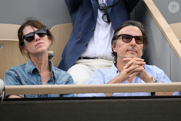 Charlotte Gainsbourg et Yvan Attal lors des Internationaux de France 2021 à Roland Garros le 11 juin 2023 à Paris, France. Photo par Laurent Zabulon/ABACAPRESS.COM