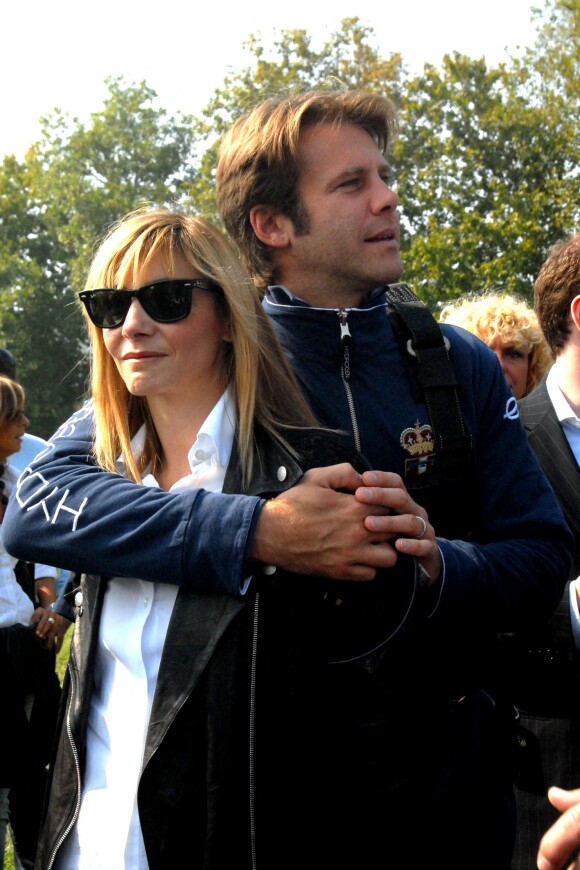 C'est également le cas de Clotilde Courau, qui vit en France, quand son mari Emmanuel-Philibert vit plutôt en Italie
Emmanuel Philibert de Savoie a et son épouse Clotilde Courau visitent l'aéroport de Bresso à l'occasion de la journée dédiée aux personnes handicapées. Le 7 octobre 2013. Photo par IPA/ABACAPRESS.COM