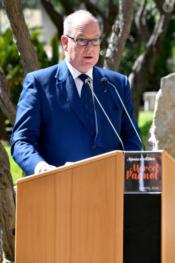 Le prince Albert II de Monaco a rendu hommage à Marcel Pagnol devant la stèle du square Marcel Pagnol des Jardins du Trocadéro, le 16 avril 2024