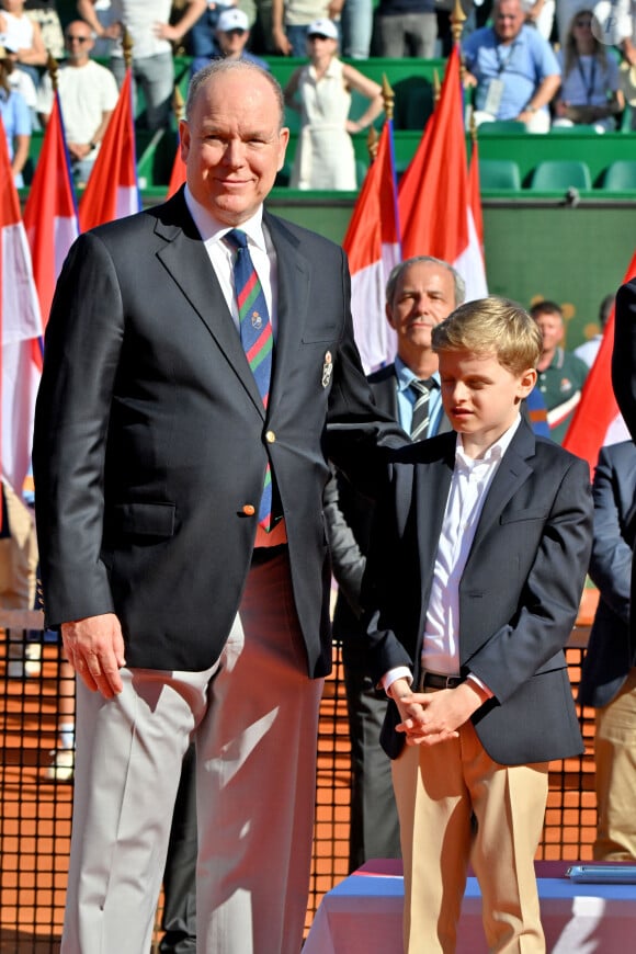 Le prince Albert II de Monaco avec son fils le prince Jacques lors de la remise de prix après la finale du tournoi de tennis Masters 1000 de Monte-Carlo à Roquebrune-Cap-Martin le 14 avril 2024. © Bruno Bebert / Bestimage 