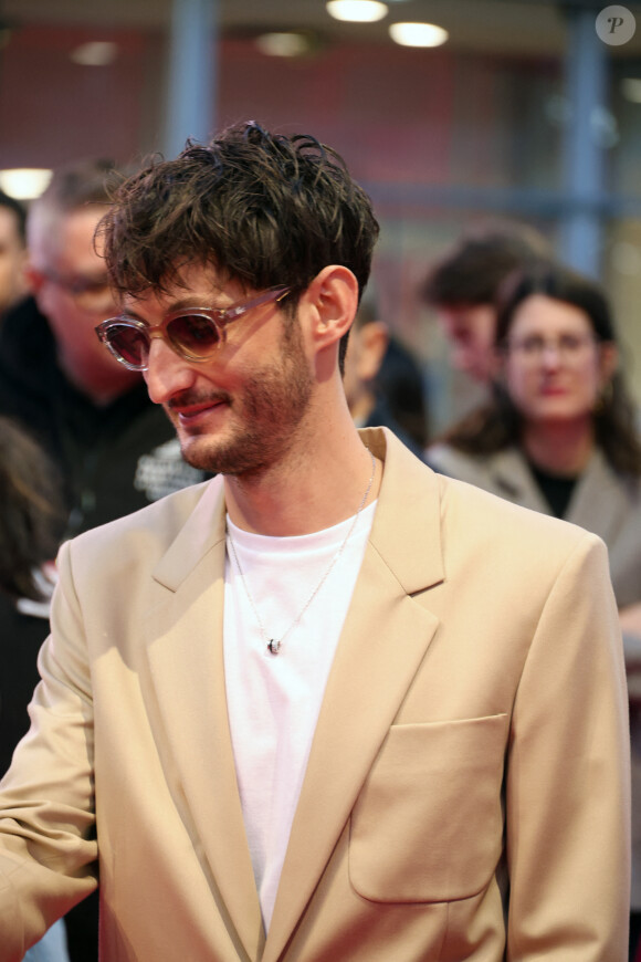 Pour rappel, Pierre Niney a décidé d'emménager loin de Paris à la campagne.
Pierre Niney - Projection de la série "Fiasco" lors de la 7ème saison de 'CanneSeries' à Cannes le 8 avril 2024. © Denis Guignebourg/Bestimage 