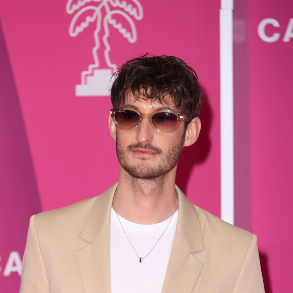  "Quand je suis parti vivre à la campagne, je commençais à subir Paris et aujourd'hui, je ne me vois plus vivre en ville"
Pierre Niney - Projection de la série "Fiasco" lors de la 7ème saison de 'CanneSeries' à Cannes le 8 avril 2024. © Denis Guignebourg/Bestimage 