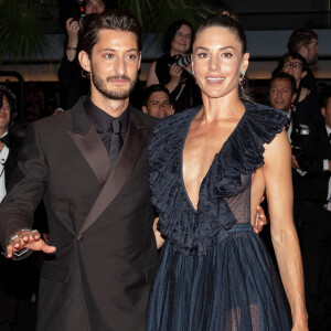 Pierre Niney et sa femme Natasha Andrews - Montée des marches du film " Mascarade " lors du 75ème Festival International du Film de Cannes.