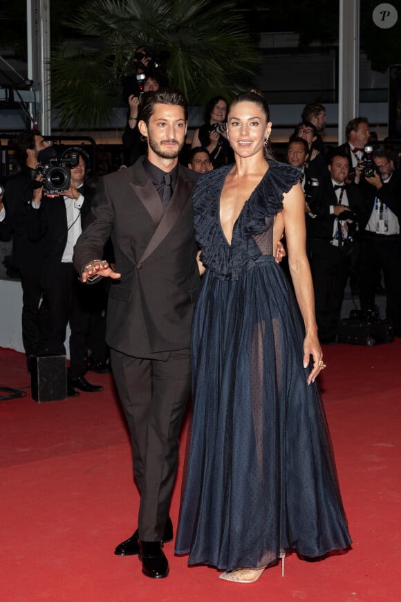 Pierre Niney et sa femme Natasha Andrews - Montée des marches du film " Mascarade " lors du 75ème Festival International du Film de Cannes.