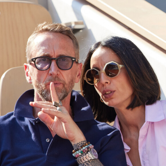 Philippe Caverivière et sa femme Sarah en tribunes lors des Internationaux de France de tennis de Roland Garros 2023, à Paris, France, le 5 juin 2023. © Cyril Moreau/Bestimage 
