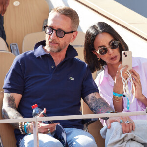 Philippe Caverivière et sa femme Sarah en tribunes lors des Internationaux de France de tennis de Roland Garros 2023, à Paris, France, le 5 juin 2023. © Cyril Moreau/Bestimage 