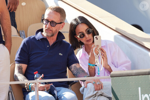 Philippe Caverivière et sa femme Sarah en tribunes lors des Internationaux de France de tennis de Roland Garros 2023, à Paris, France, le 5 juin 2023. © Cyril Moreau/Bestimage 