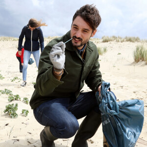 Exclusif - Le chanteur Jérémy Frérot accompagné d'une trentaine de bénévoles, a décidé cette année de lancer une opération de nettoyage de plages, "Initiatives oceanes" animée et dirigée par lui-même. Avec l'aide de Surfrider il a lancé cette collecte sur une de ses plages préférées depuis son enfance ici, entre Arcachon et les Landes le 3 Mai 2019.  © Patrick Bernard/ Bestimage 