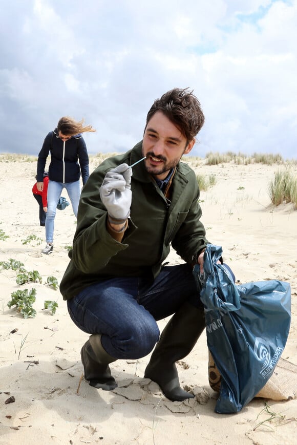 Exclusif - Le chanteur Jérémy Frérot accompagné d'une trentaine de bénévoles, a décidé cette année de lancer une opération de nettoyage de plages, "Initiatives oceanes" animée et dirigée par lui-même. Avec l'aide de Surfrider il a lancé cette collecte sur une de ses plages préférées depuis son enfance ici, entre Arcachon et les Landes le 3 Mai 2019.  © Patrick Bernard/ Bestimage 