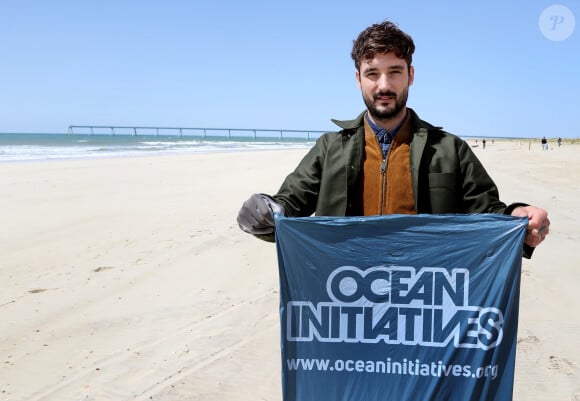 Exclusif - Le chanteur Jérémy Frérot  accompagné d'une trentaine de bénévoles, a décidé cette année de lancer une opération de nettoyage de plages, "Initiatives oceanes" animée et dirigée par lui-même. Avec l'aide de Surfrider il a lancé cette collecte sur une de ses plages préférées depuis son enfance ici, entre Arcachon et les Landes le 3 Mai 2019. © Patrick Bernard/ Bestimage 