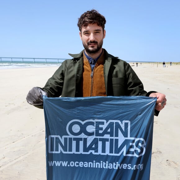 Exclusif - Le chanteur Jérémy Frérot  accompagné d'une trentaine de bénévoles, a décidé cette année de lancer une opération de nettoyage de plages, "Initiatives oceanes" animée et dirigée par lui-même. Avec l'aide de Surfrider il a lancé cette collecte sur une de ses plages préférées depuis son enfance ici, entre Arcachon et les Landes le 3 Mai 2019. © Patrick Bernard/ Bestimage 