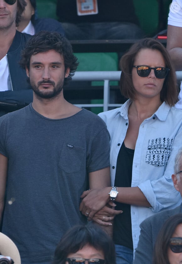 Laure Manaudou et Jérémy Frérot (du groupe Fréro Delavega) dans les tribunes lors de la finale des Internationaux de tennis de Roland-Garros à Paris, le 7 juin 2015.