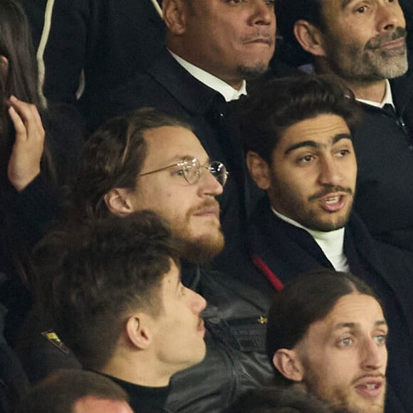 Pierre et Jean Sarkozy étaient au stade et on peut voir que ce dernier ressemble de plus en plus à son père
 
Pierre Sarkozy et Jean Sarkozy - Célébrités dans les tribunes du match de Ligue 1 Uber Eats "PSG-Lyon" (4-1) au Parc des Princes à Paris le 21 avril 2024. © Cyril Moreau/Bestimage