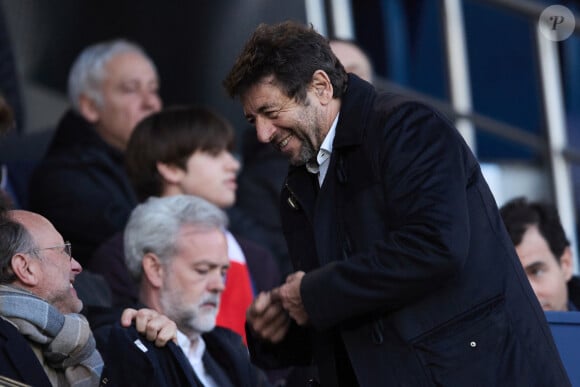 Patrick Bruel - Célébrités dans les tribunes du match de Ligue 1 Uber Eats "PSG-Lyon" (4-1) au Parc des Princes à Paris le 21 avril 2024. © Cyril Moreau/Bestimage