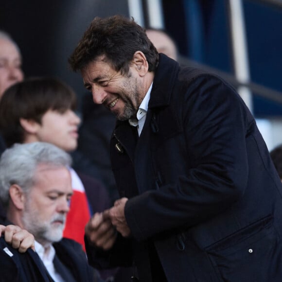 Patrick Bruel - Célébrités dans les tribunes du match de Ligue 1 Uber Eats "PSG-Lyon" (4-1) au Parc des Princes à Paris le 21 avril 2024. © Cyril Moreau/Bestimage