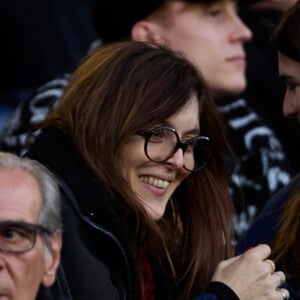 Valérie Donzelli - Célébrités dans les tribunes du match de Ligue 1 Uber Eats "PSG-Lyon" (4-1) au Parc des Princes à Paris le 21 avril 2024. © Cyril Moreau/Bestimage