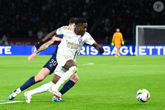 Ernest NUAMAH Appiah( 37 - Lyon ) and Lucas Beraldo ( 35 - PSG ) Paris Saint Germain et Olympique Lyonnais au Parc Des Princes.© Federico Pestellini / Panoramic / Bestimage