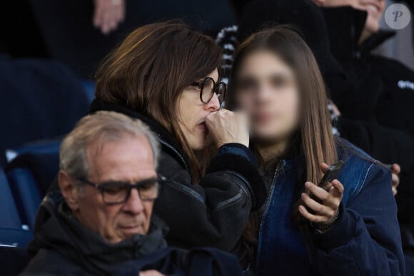 Valérie Donzelli et sa fille Rebecca dans les tribunes du match de Ligue 1 Uber Eats "PSG-Lyon" (4-1) au Parc des Princes à Paris le 21 avril 2024. © Cyril Moreau/Bestimage 