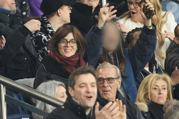 Valérie Donzelli et sa fille Rebecca dans les tribunes du match de Ligue 1 Uber Eats "PSG-Lyon" (4-1) au Parc des Princes à Paris le 21 avril 2024. © Cyril Moreau/Bestimage 