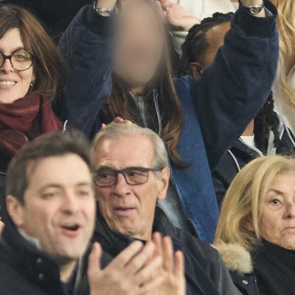 Valérie Donzelli et sa fille Rebecca dans les tribunes du match de Ligue 1 Uber Eats "PSG-Lyon" (4-1) au Parc des Princes à Paris le 21 avril 2024. © Cyril Moreau/Bestimage 