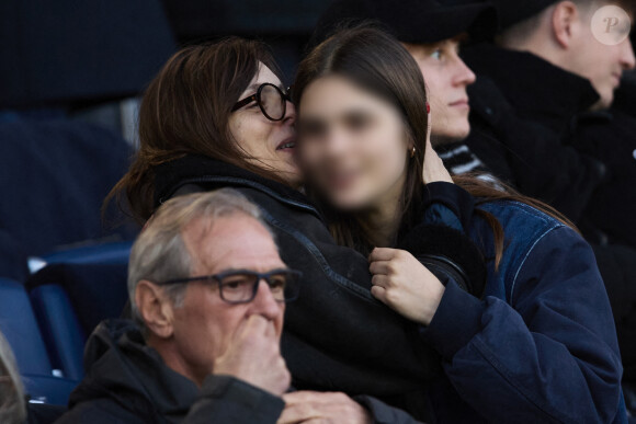 Valérie Donzelli et sa fille Rebecca dans les tribunes du match de Ligue 1 Uber Eats "PSG-Lyon" (4-1) au Parc des Princes à Paris le 21 avril 2024. © Cyril Moreau/Bestimage 