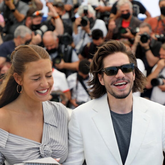 Ils ont été repérés par Gilles Lellouche pour les premiers rôles pendant qu'ils tournaient tous ensemble "Bac Nord"
Adèle Exarchopoulos, François Civil au photocall du film Bac Nord (Hors compétition) lors du 74ème festival international du film de Cannes le 13 juillet 2021 © Borde / Jacovides / Moreau / Bestimage