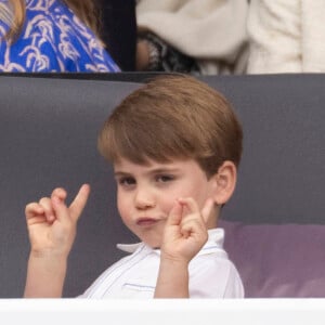 Le prince Louis célèbre ses six ans ce mardi.
Le prince Louis de Cambridge - Jubilé de platine de la reine Elisabeth II d'Angleterre à Bukingham Palace à Londres. 