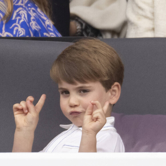 Le prince Louis célèbre ses six ans ce mardi.
Le prince Louis de Cambridge - Jubilé de platine de la reine Elisabeth II d'Angleterre à Bukingham Palace à Londres. 