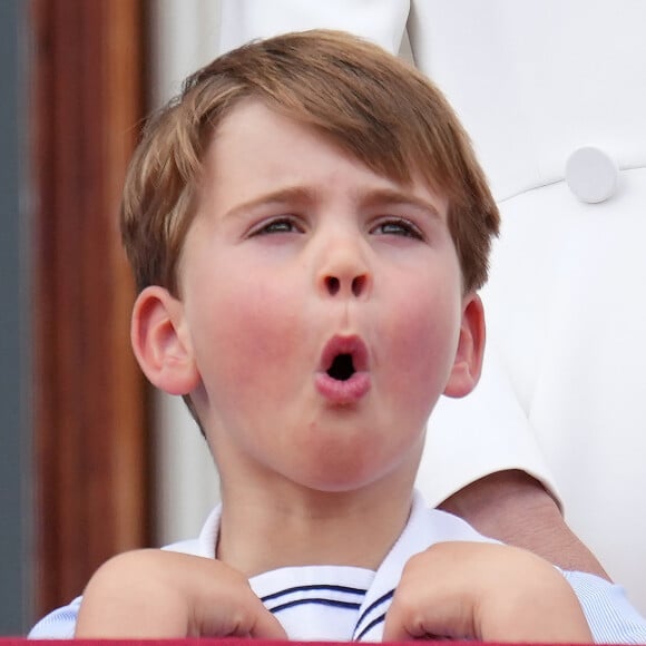 "Joyeux 6ème anniversaire, Prince Louis ! Merci pour tous vos voeux."
Le prince Louis de Cambridge - Les membres de la famille royale regardent le défilé Trooping the Colour depuis un balcon du palais de Buckingham à Londres lors des célébrations du jubilé de platine de la reine.