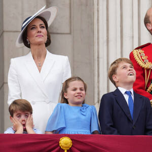 Catherine Kate Middleton, duchesse de Cambridge, le prince William, duc de Cambridge et leurs enfants, le prince Louis, le prince George et la princesse Charlotte - Les membres de la famille royale regardent le défilé Trooping the Colour depuis un balcon du palais de Buckingham à Londres lors des célébrations du jubilé de platine de la reine le 2 juin 2022.