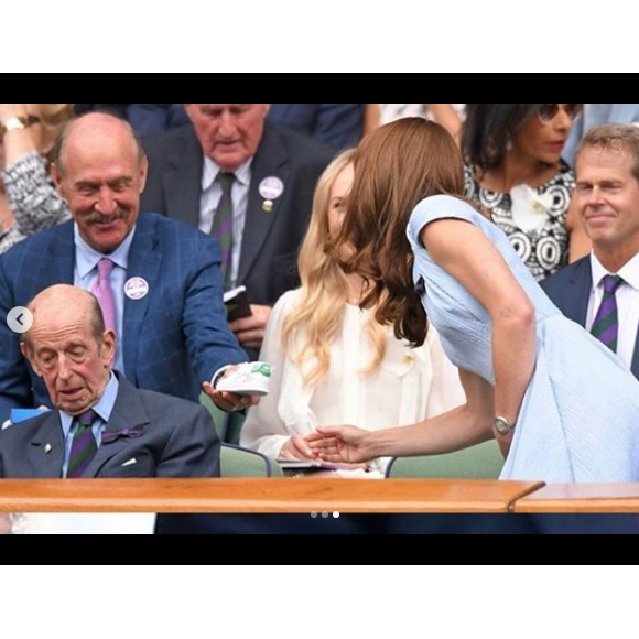 L'ex-champion de tennis Stan Smith offre une paire de baskets dédicacées à Kate Middleton pour son fils le prince Louis, au tournoi de Wimbledon, le 14 juillet 2019.