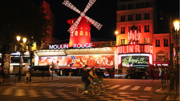 Moulin Rouge, images perturbantes des ailes effondrées à Paris, trois lettres emportées : "C'est une catastrophe"