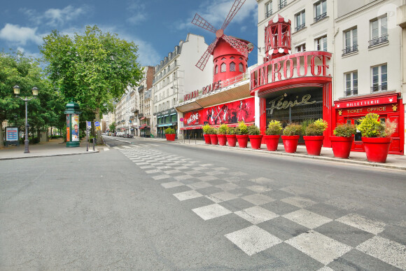 Illustration du Moulin Rouge à Paris, au lendemain matin de la chute des ailes du moulin et de ses lettres "MOU". Le 25 avril 2024 © Jack Tribeca / Bestimage